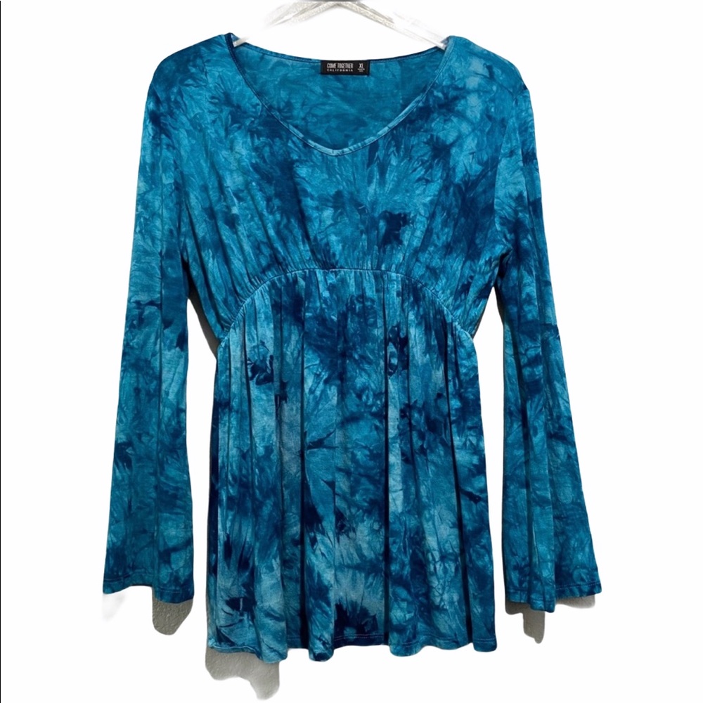 ☘️Come Together blue tie dye top Size XL